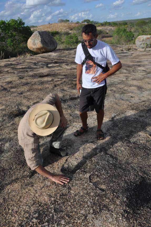 O Djair nos dá aula de geologia no Lajedo Sítio Bravo, na região de Cabaceiras - PB
